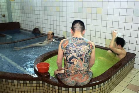 Onsen y tatuajes Baños públicos donde ir con tatuajes en Japón Casa de baños japonesa Baño
