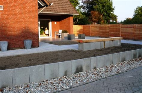 Terrasse anlegen, bauen & gestalten tipps, kosten & bauweise der eigenen terrasse im garten vor dem haus. Gartengestaltung terrasse höher als garten