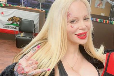 al estilo nodal sabrina sabrok reaparece con un tatuaje en la cara que dice infierno