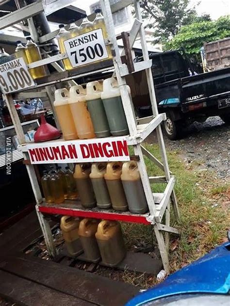 6 Tulisan di Penjual Bensin Eceran Ini Bikin Gagal Fokus, Tapi Kocak