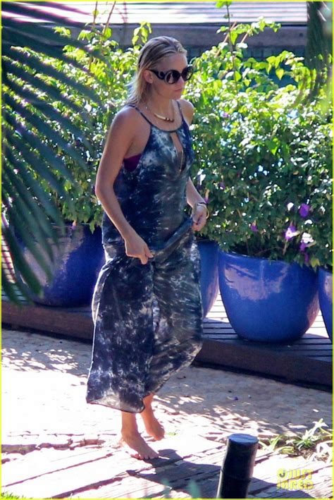 Kate Hudson Flashes Flat Tummy For Rio De Janeiro Departure Photo