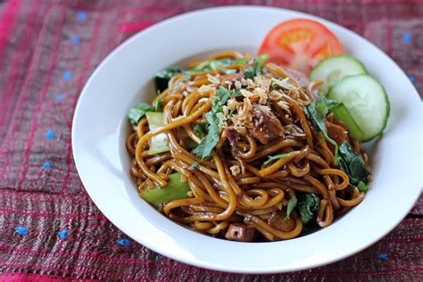 Masukkan daging ayam, udang, dan bakso goreng iris. Mee Goreng - Ang Sarap