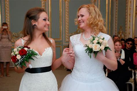 Lesbian Couple Gets Married In Russia Making It The First Same Sex Marriage In The Country