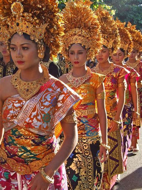 Women In Traditional Balinese Dress Bali Indonesia Traditional Fashion Traditional Dresses