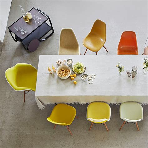 The eames dsw chair stands as one of the most recognizable furniture designs of modern times, due to the iconic shape of the eames dsw side chair. Vitra Stoel Eames Plastic Chair DSR Rusty Orange Bekleed ...