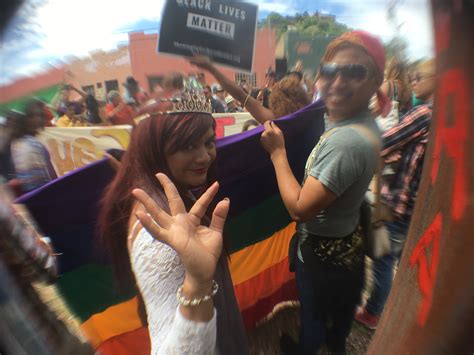 Un Grupo De Mujeres Transgénero Y Hombres Gays Cruza La Frontera Para Pedir Asilo En Eeuu