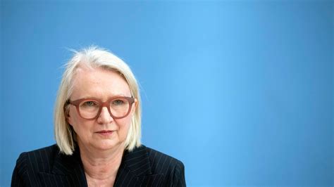 Wirtschaftsweise Monika Schnitzer Witwenrente Abschaffen Das Steckt Dahinter