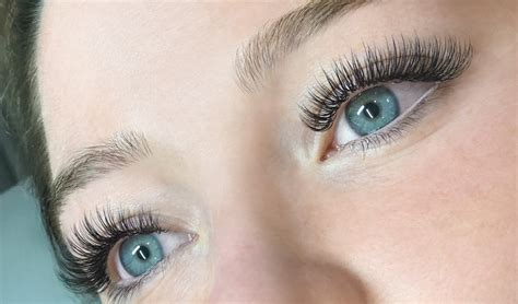 The Difference Between Classic And Volume Eyelash Extensions The Lash