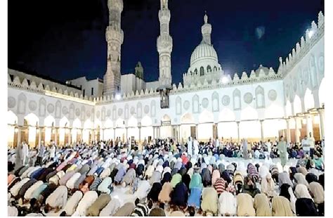 يتوافد المصلون على جامع الأزهر الشريف لتأدية صلاة تراويح شهر رمضان