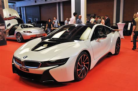 It looks like a buttressed spaceship trimmed with extraterrestrial blue and black. BMW i8 Hybrid wurde an einer Ausstellung in Basel ausgestellt. Die Aufnahme stammt vom 28.08 ...