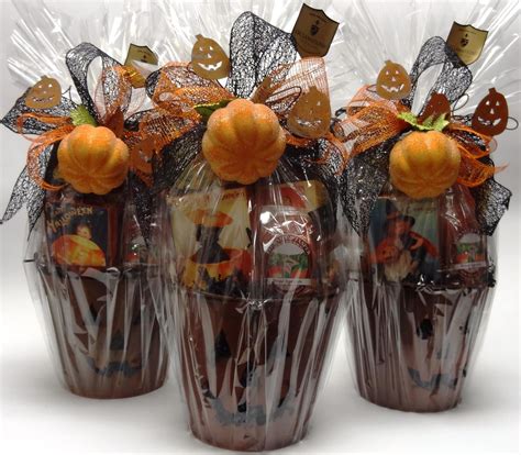 Halloween gifts for young adults. Lovable Halloween Gift Basket Ideas Adults | Halloween ...