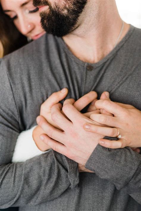 16 Couple Poses Indoor Engagement Photography In 2020 With Images