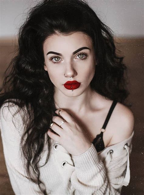 Pin By Bianca Lacerda On Tattoo And Piercing Hair Pale Skin Dark Hair Pale Skin Scary Makeup