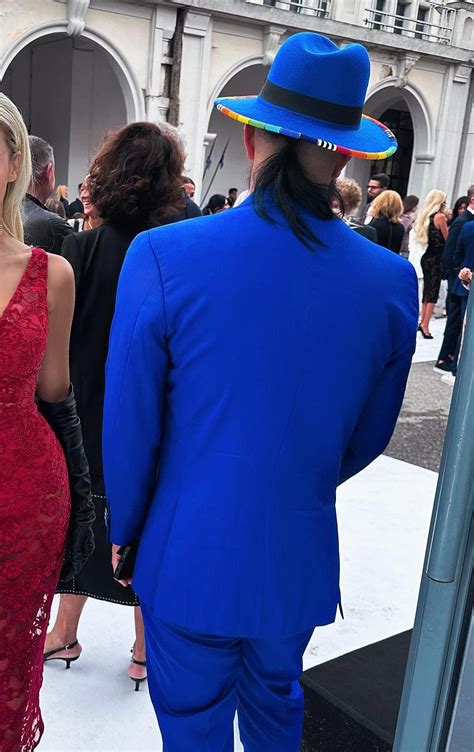 Getoar Selimi shfaqet me kapelën me ngjyrat e ylberit në Javën e Modës