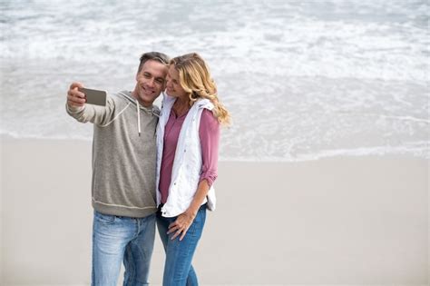 Premium Photo Mature Couple Taking Selfie Using Mobile Phone
