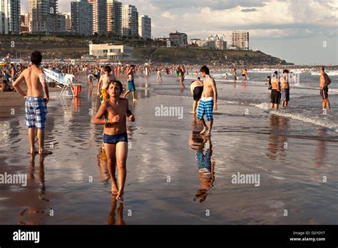 4 Februar 2013 Mar Del Plata Buenos Aires Argentinien Menschen Am überfüllten Strand Von