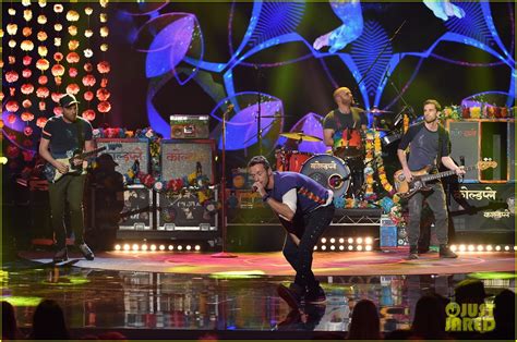 Coldplay Performs At Amas 2015 With A Group Of Dancing Gorillas Watch