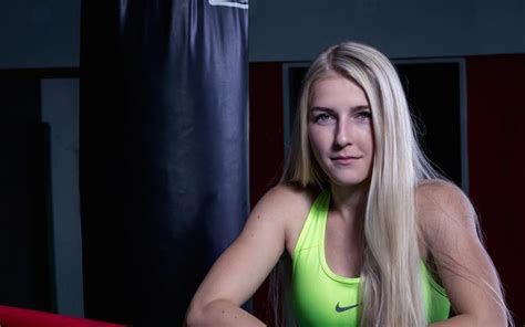Plavkyně barbora seemanová ale tady strávila dlouhý sobotní den mezi hotelem a bazénem tollcross. Fabiana Bytyqi, proud WBC Champion