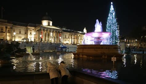 Pohon natal tidak akan berdiri sepanjang tahun. PHOTO: Trafalgar Square Dihiasi Pohon Natal Berusia 70 Tahun dari Norwegia - Global Liputan6.com