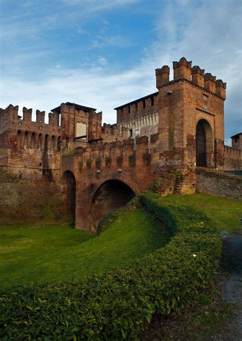 The Castle Of Soncino Cremona Lombardy Italy Castle Mansion