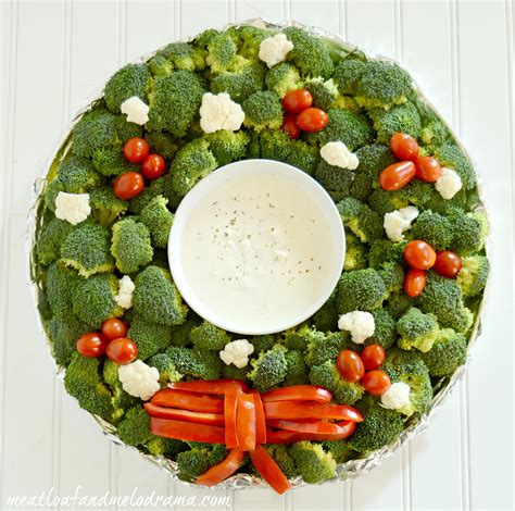 With vegan, vegetarian, gluten free, and other dietary restrictions on the rise, it can be challenging to please everyone. Veggie Christmas Wreath Platter - Meatloaf and Melodrama