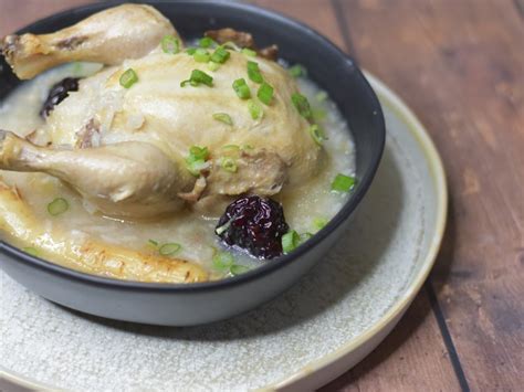Baking soda, chicken wings, corn oil, eggs, flour, garlic, gochujang, ground black pepper, ketchup, kosher salt, potato starch, rice syrup, toasted sesame seeds, vegetable oil, white vinegar. Makanan Khas Korea yang Paling Populer » elevenia Blog