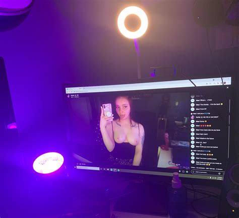 I Love Going Live And Flashing My Tits Scrolller