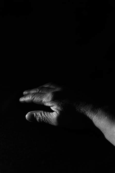 Gambar : tangan, cahaya, hitam dan putih, tua, gelap, jari, bayangan