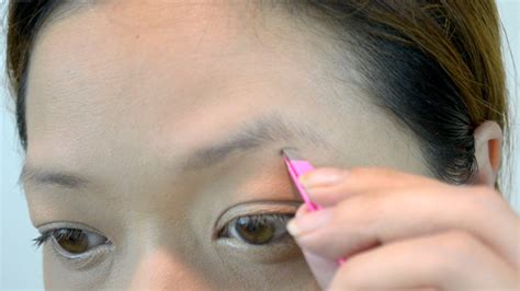 Henna hair dye enhances the color, texture, and hairs of the eyebrows. How to Dye Your Eyebrows - 9 Easy Steps (with Pictures)