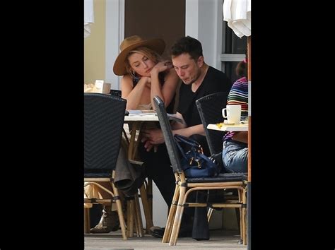 Photo Exclusif Amber Heard est allée prendre le petit déjeuner avec