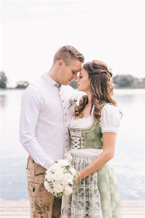 Das wichtigste kleid einer frau sollte gut gewählt sein. Traditionell bayerische Hochzeit - Sarah & Tobias gaben ...