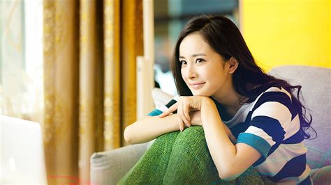 여자의 파란색과 흰색 줄무늬 탑 양미 아시아 중국 여성 미소 Hd 배경 화면 Wallpaperbetter