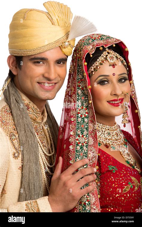 Lächelnde Indische Brautpaar In Traditionellen Brautkleid Stockfoto