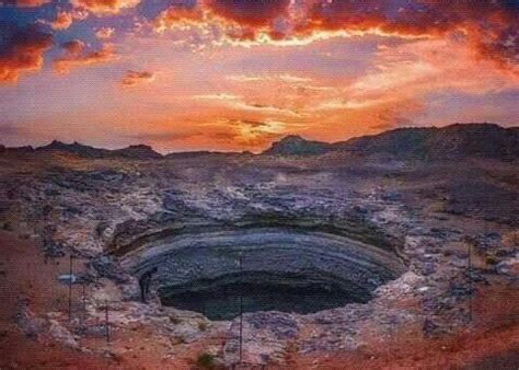 بئر برهوت في اليمن زور آلاف السياح سنوياً بئراً يسمى قعر جهنم في اليمن، حيث * إضافة للسيد أحمد بلفقيه بئر برهوت تقع في مديرية السوم شرق مدينة تريم بوادي حضرموت وتقع على بعد 80 كيلومتر شرق تريم وهي في وادي يسكنه. بئر وجد قبل التاريخ الكل يخشى أساطيره ولا يعرف سره يُوصف ...