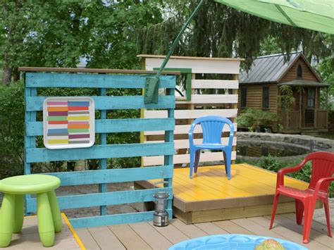 Another great pallet swimming pool inspiration which fits a spacious outdoor space. Build a Multilevel Deck For a Kiddie Pool | how-tos | DIY