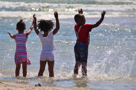 무료 이미지 바닷가 바다 물 모래 사람들 휴가 어린이 검은 장난 아프리카 사람 남아프리카 주입하다