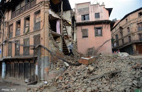 rescuers battle to reach nepal quake victims asia news asiaone