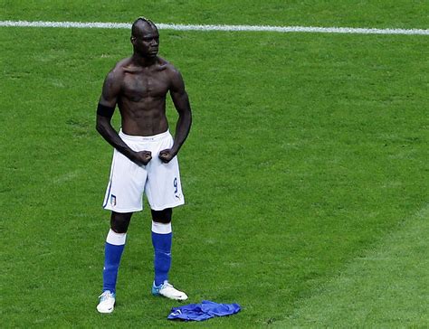 Mario balotelli war schon berühmt, mit dieser pose aber ist er unsterblich geworden. Ortiga y Gatet, Balotelli encarga una estatua con su pose ...