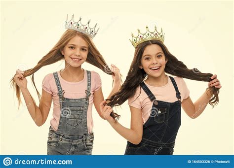 o orgulho que os motiva pequenas princesas adoráveis em coroas com cabelos longos e fonte de seu