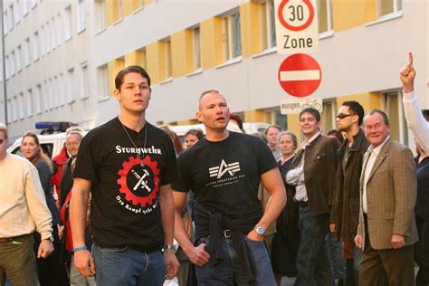 Datum keine maske und kein abstand: Anti-Moschee Demo in der Brigittenau, September 2009 | Flickr