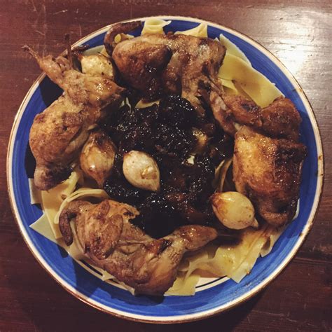 Ajoutez les oignons et les lardons. Recette de cailles aux pruneaux - N O H O L I T A