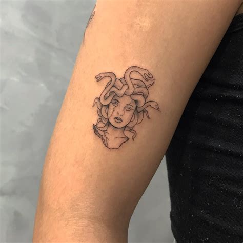 Unraveling the Mystery: The Symbolism of the Medusa Tattoo – innstyled