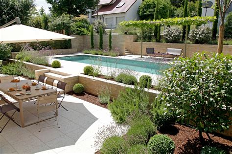 Man merkt beim werkeln in seinen blumenbeeten direkt, wie die ruhe der natur auf einen überspringt. Mediterraner Garten mit Living Pool in Würzburg ...