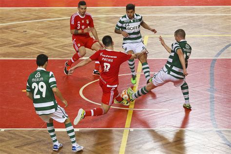 A imprensa de hoje num único portal! Benfica derrota Sporting e isola-se - Futsal - SAPO Desporto