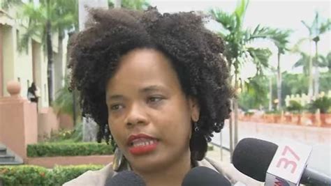una mujer acusa a una ministra de negarle una beca por tener el pelo rizado en la república