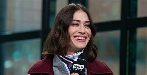 Lizzy Caplan Says Janis Ian Was The Villain In Mean Girls Lizzy