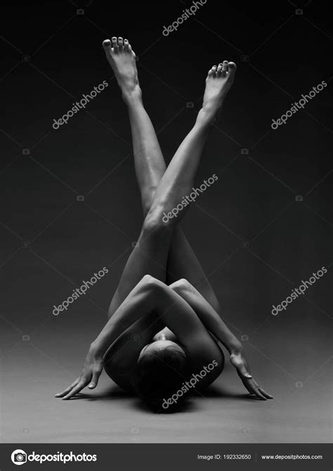 Femme nue Fille nue faisant du yoga Exercices de gymnastique Beauté
