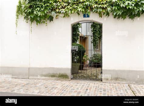 Doorway Entrance Gate Courtyard Hi Res Stock Photography And Images Alamy