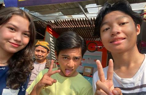 Joko adalah anak dari seorang perempuan yang bekerja sebagai pembantu di sebuah smp swasta. Cinlok Dari Jendela SMP, 8 Kedekatan Kiesha Alvaro & Saskia