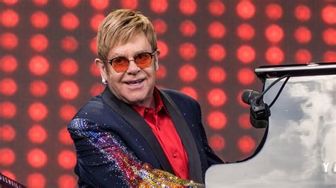He has also remained a successful singer through it all, somehow. Elton John celebró el día en que decidió cambiar su vida